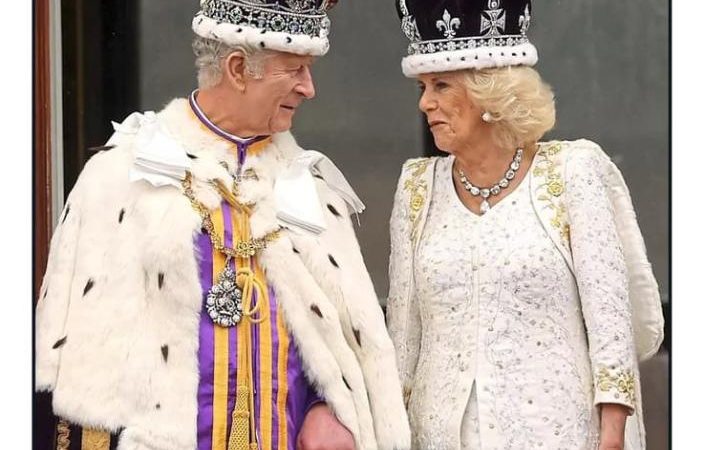 Presa britanica celebreaza incoronarea regelui Charles al -III-lea